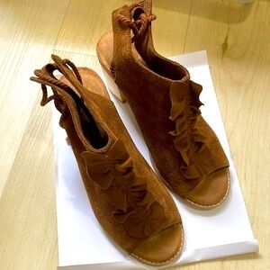 Toms suede brown ruffled platform sandals clog heeled size 7